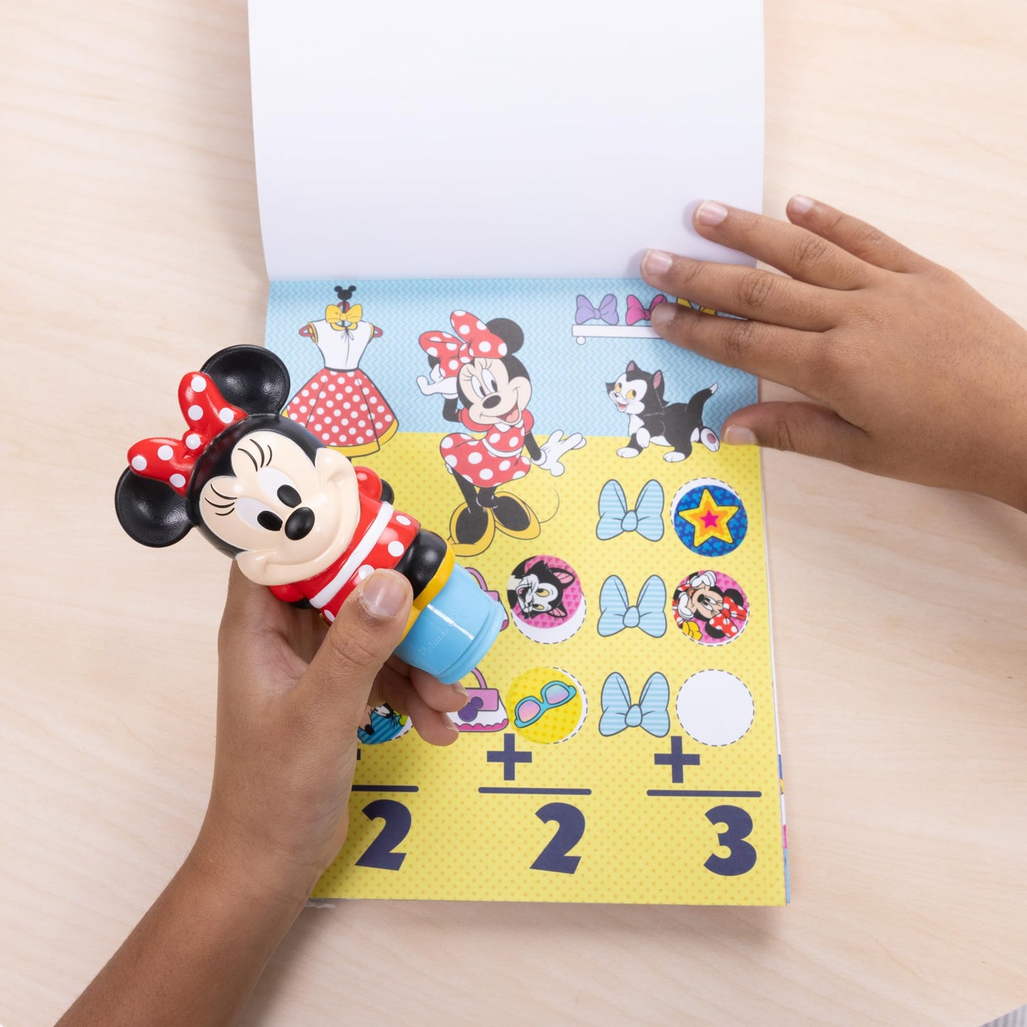 Minnie Mouse Sticker Wow! 24-Page Activity Pad and Sticker Stamper