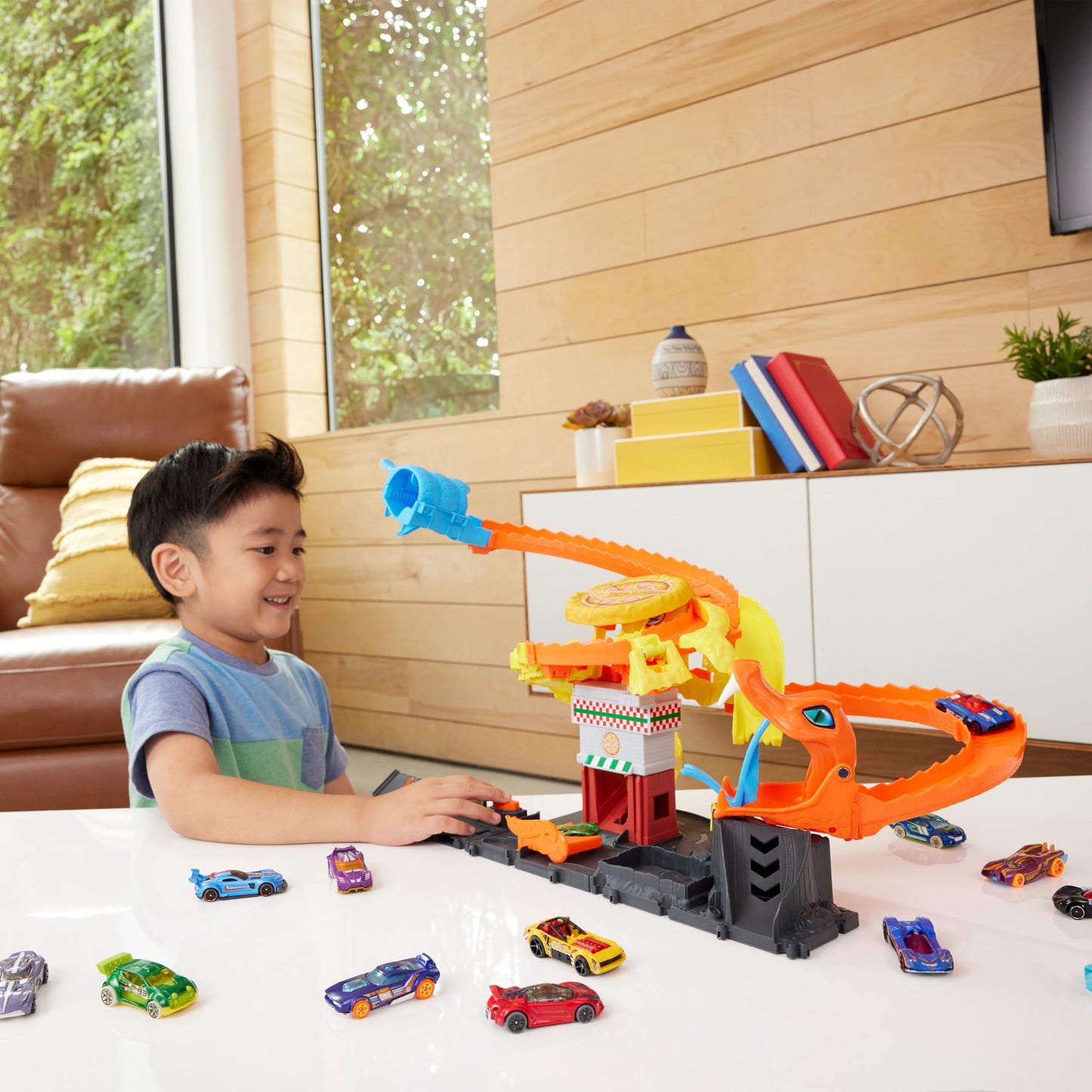 Hot Wheels City Toy Car Track Set, Pizza Slam Cobra Attack Playset, Snake Tail Spiral with Randomizer, 1 Vehicle in 1:64 Scale